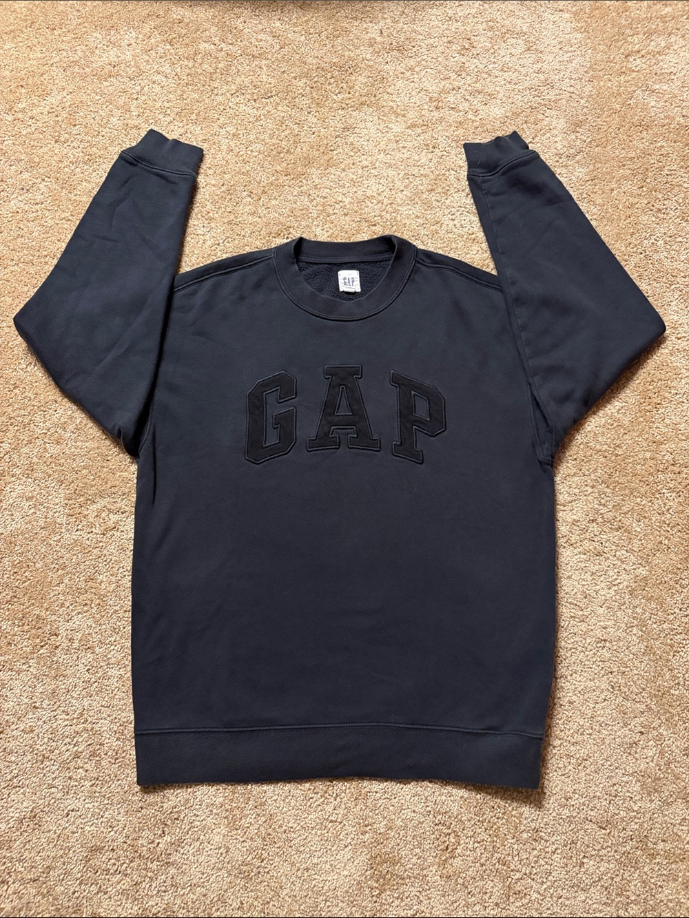 GAP Adult Arch Logo Fleece Crewneck Sweatshirt in Black